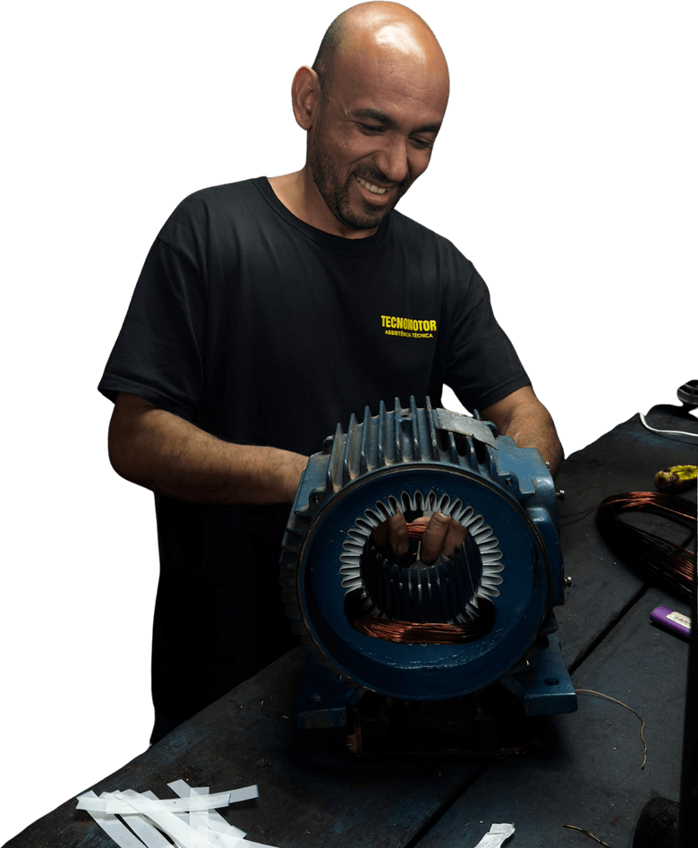 Técnico da Tecnomotor segurando um motor elétrico aberto durante o conserto
